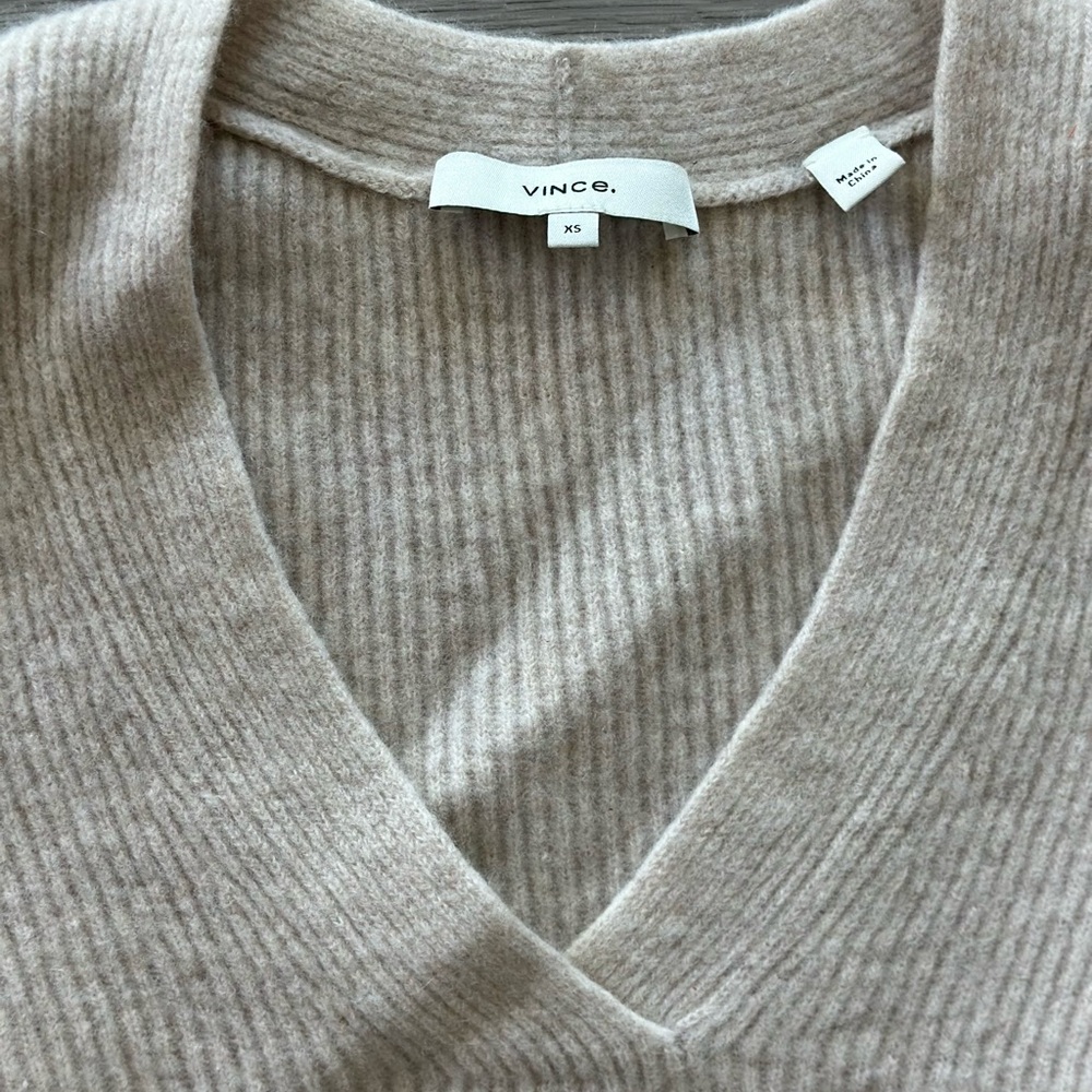 VINCE Cream V-Neck Sweater with Long Sleeves